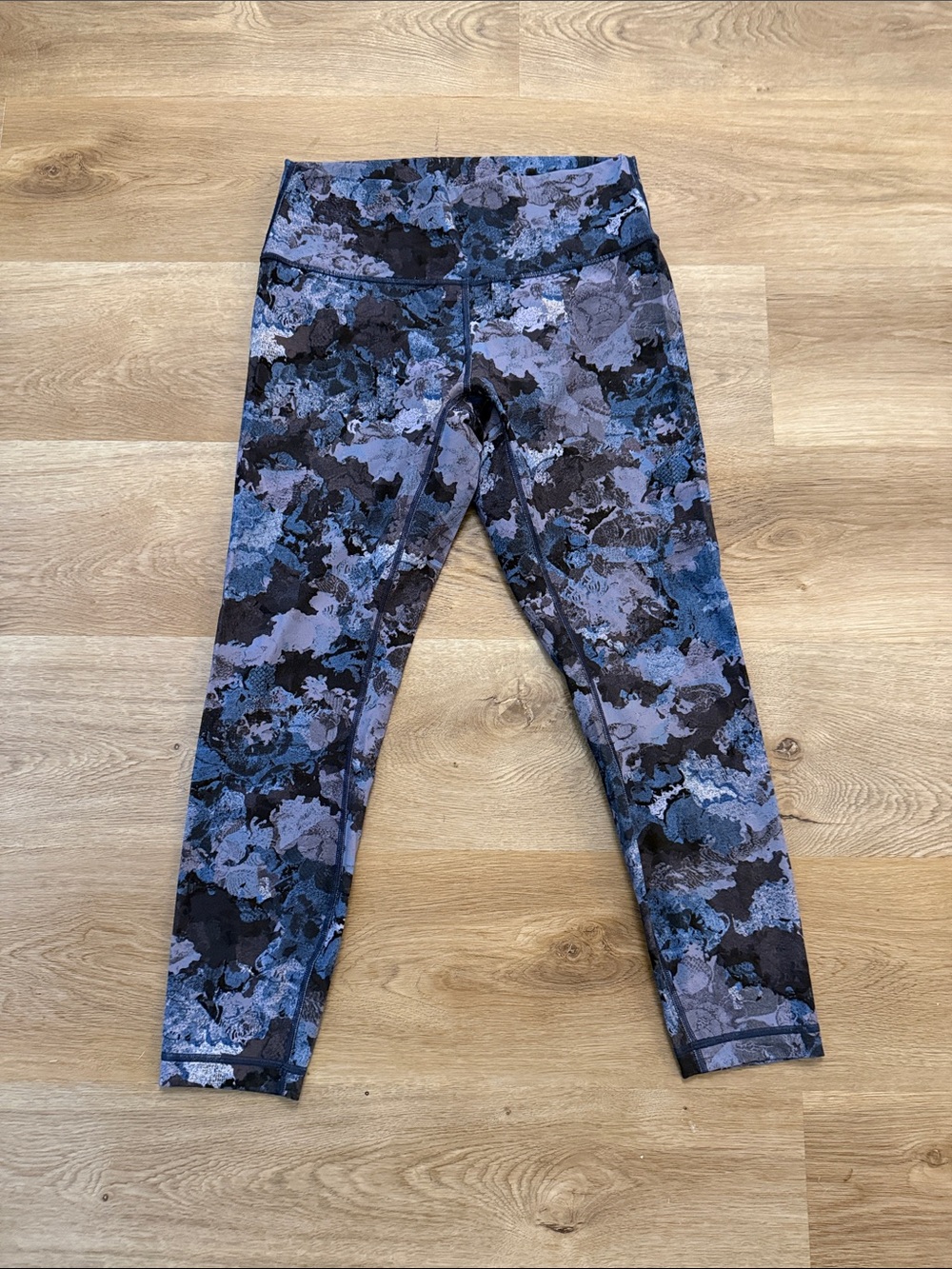 lululemon athletica Women’s Blue & Black Floral-Print Leggings